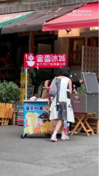 网友加价倒卖蜜雪冰城柠檬水，3个半小时赚254元？蜜雪冰城回应