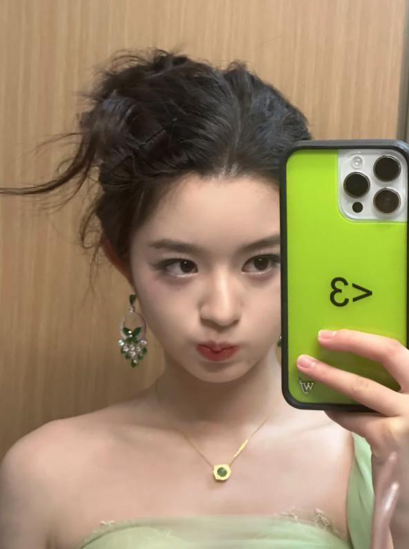 05后女演员戴230万耳环引热议，其父是公务员？女方公司发声明  第2张